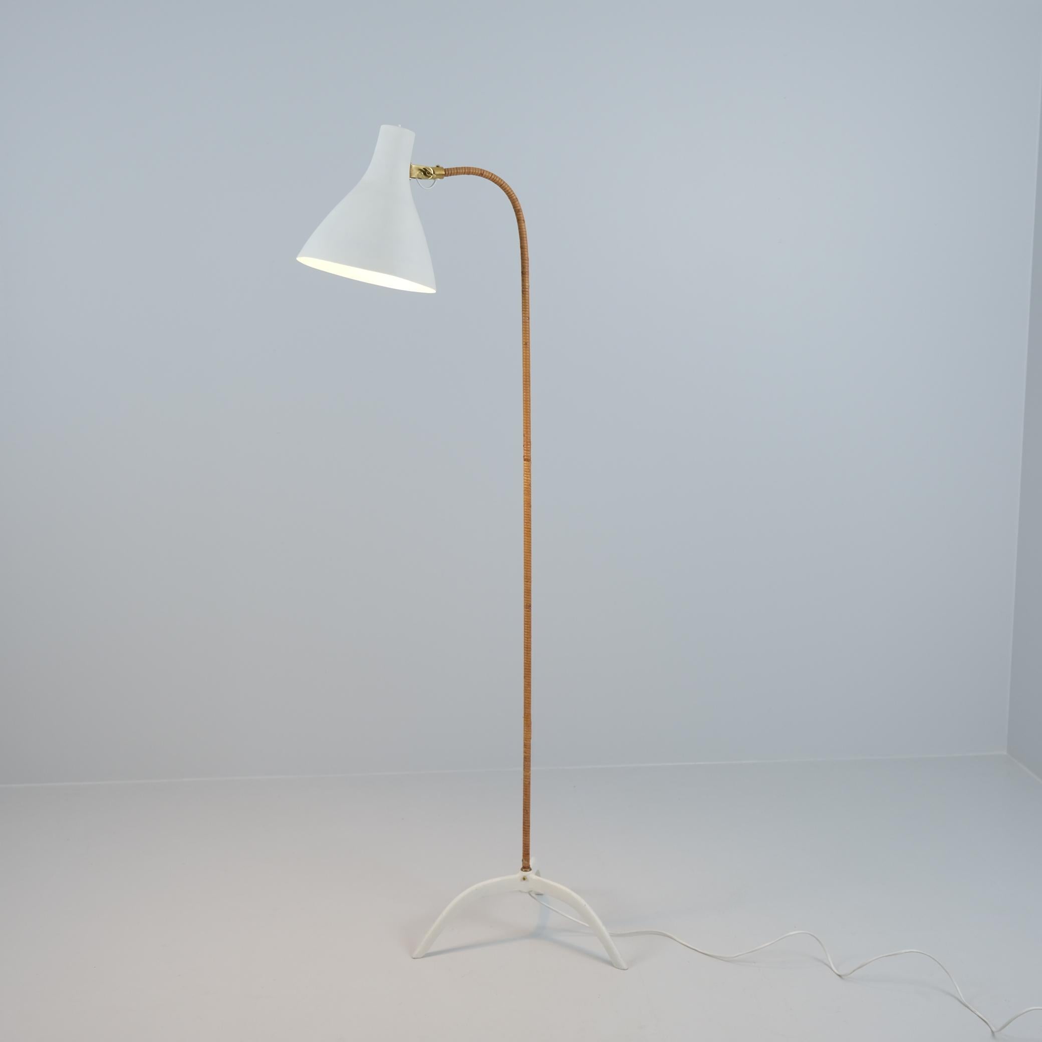 Äußergewöhnlich seltene Paavo Tynell Stehlampe 9603 Weiß, Messing & Rattan, Taito 1950er Jahre (Skandinavische Moderne) im Angebot