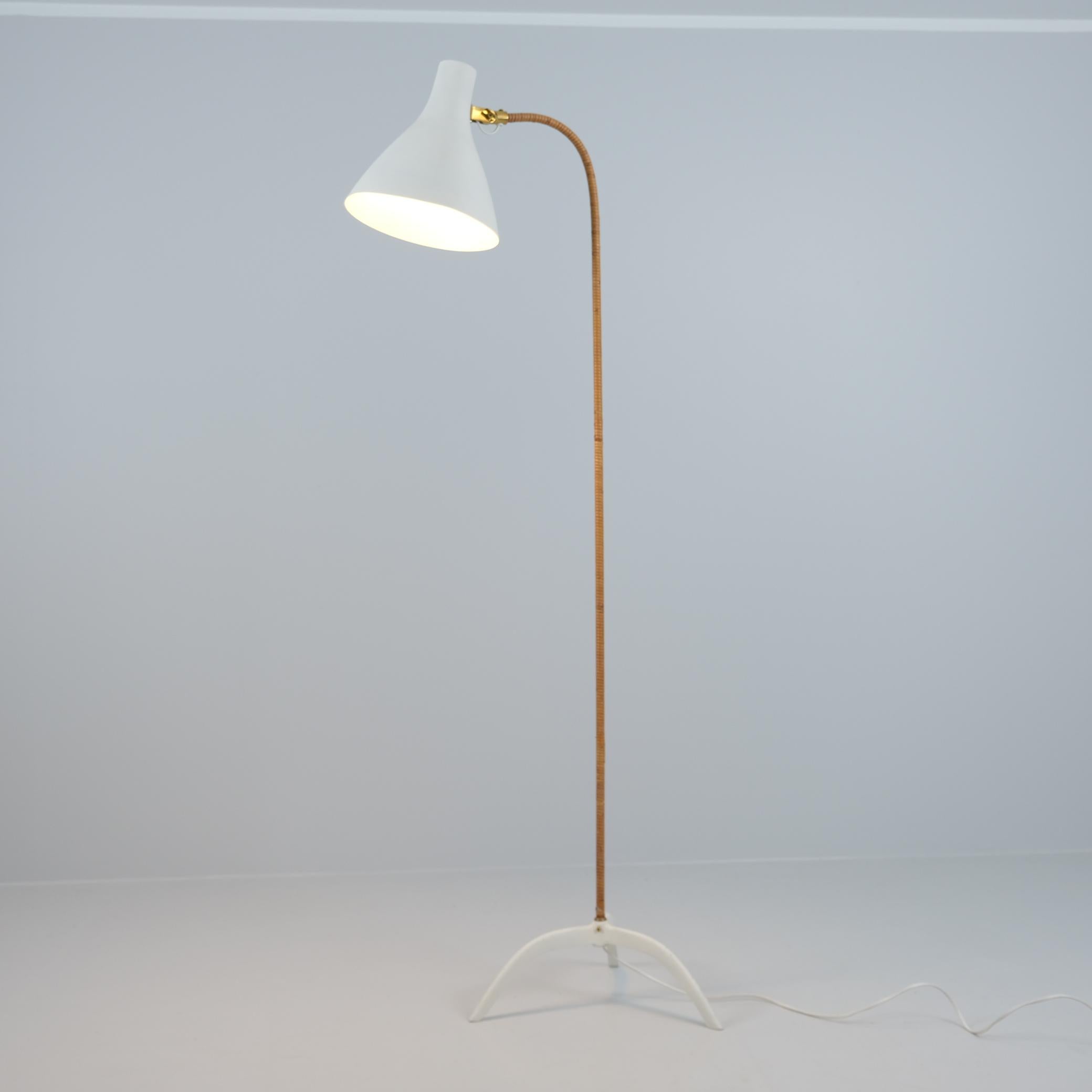 Äußergewöhnlich seltene Paavo Tynell Stehlampe 9603 Weiß, Messing & Rattan, Taito 1950er Jahre im Angebot 3