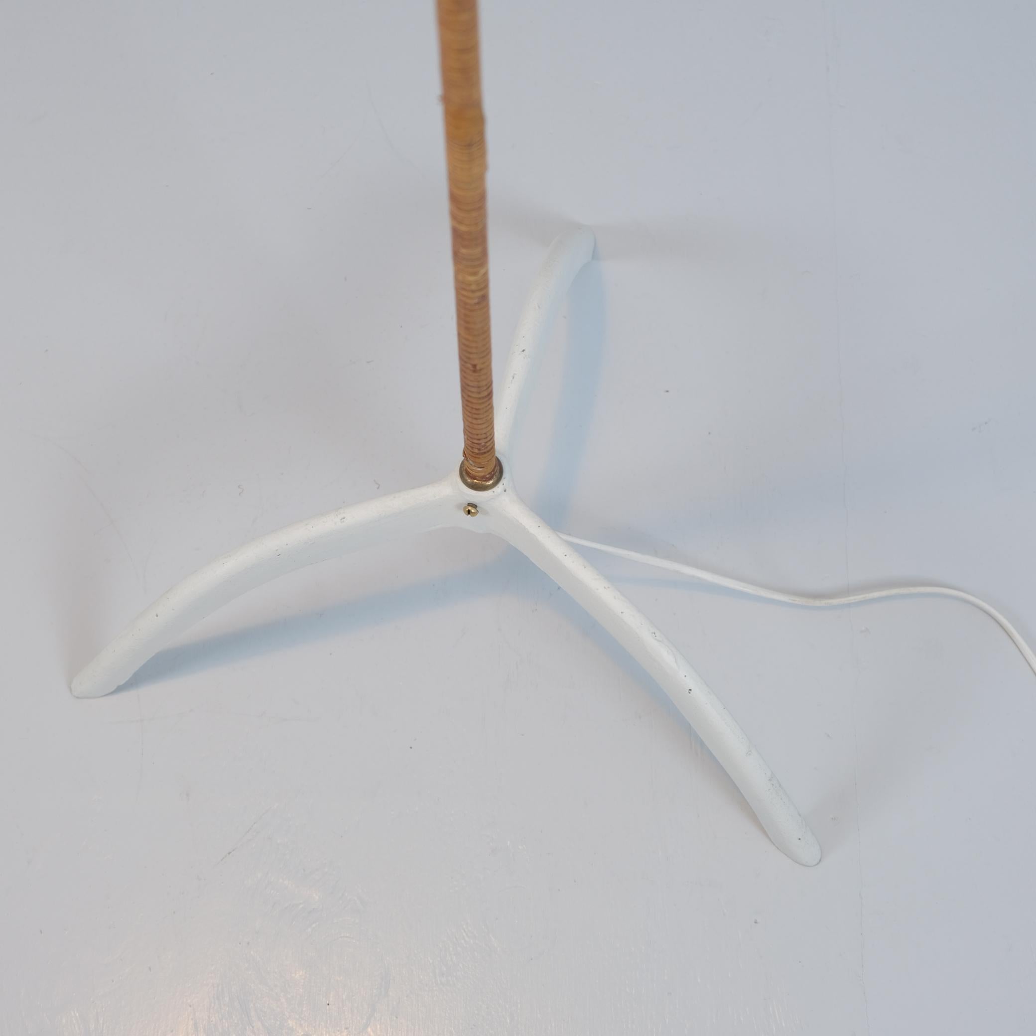 Äußergewöhnlich seltene Paavo Tynell Stehlampe 9603 Weiß, Messing & Rattan, Taito 1950er Jahre (Finnisch) im Angebot