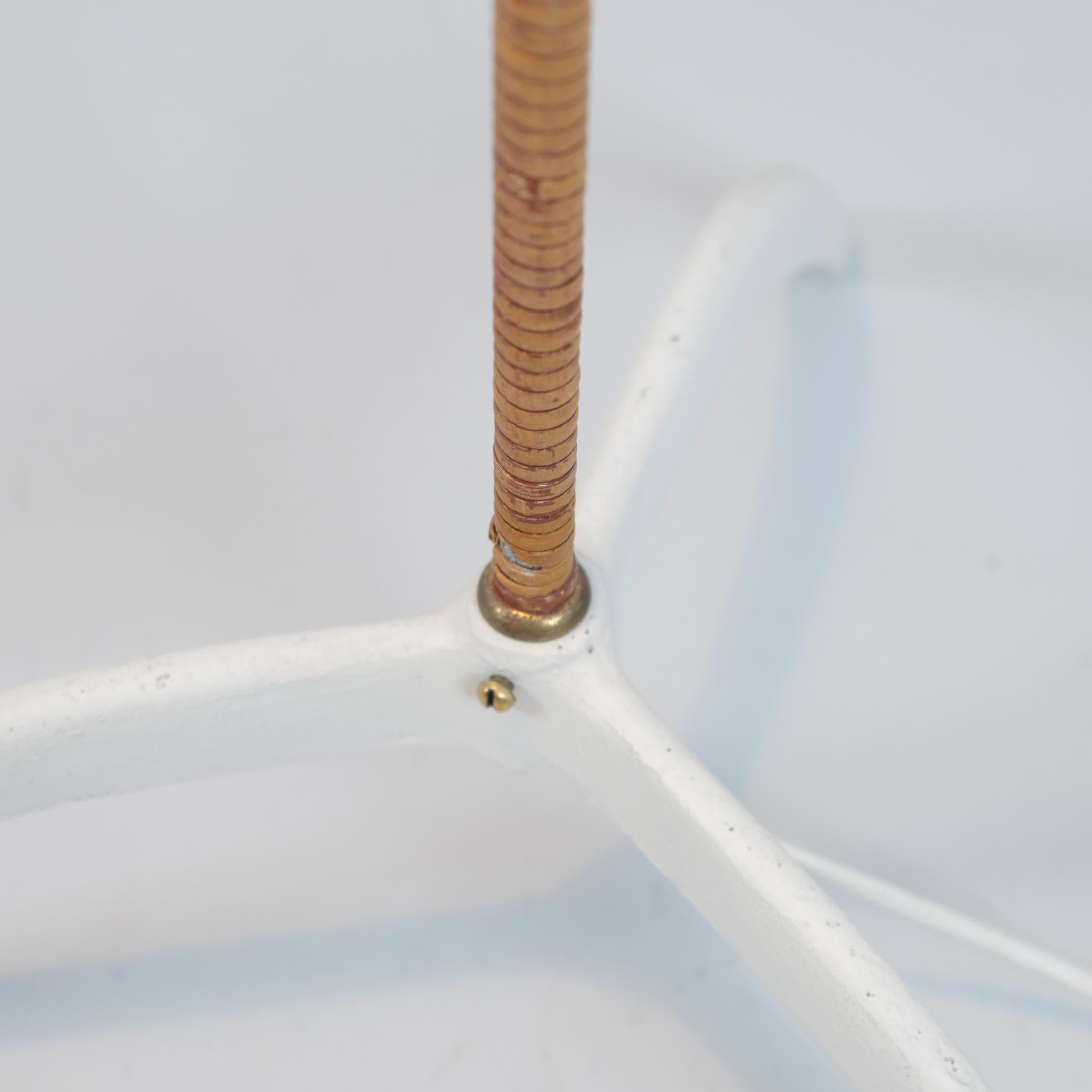 Äußergewöhnlich seltene Paavo Tynell Stehlampe 9603 Weiß, Messing & Rattan, Taito 1950er Jahre im Zustand „Gut“ im Angebot in Helsinki, FI