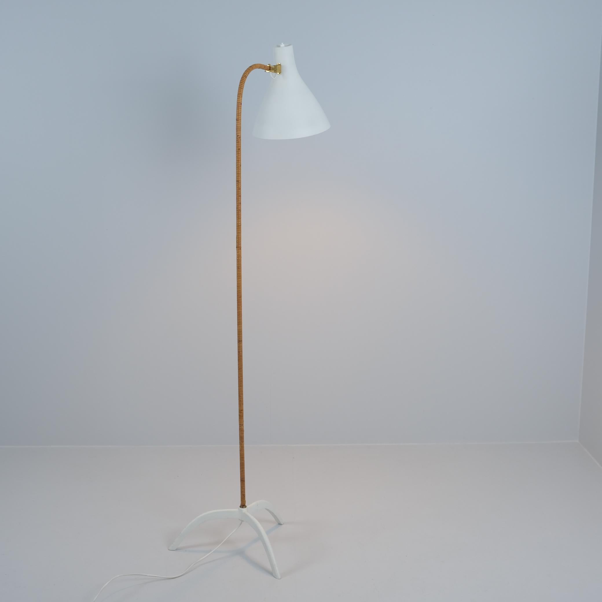 Äußergewöhnlich seltene Paavo Tynell Stehlampe 9603 Weiß, Messing & Rattan, Taito 1950er Jahre im Angebot 1