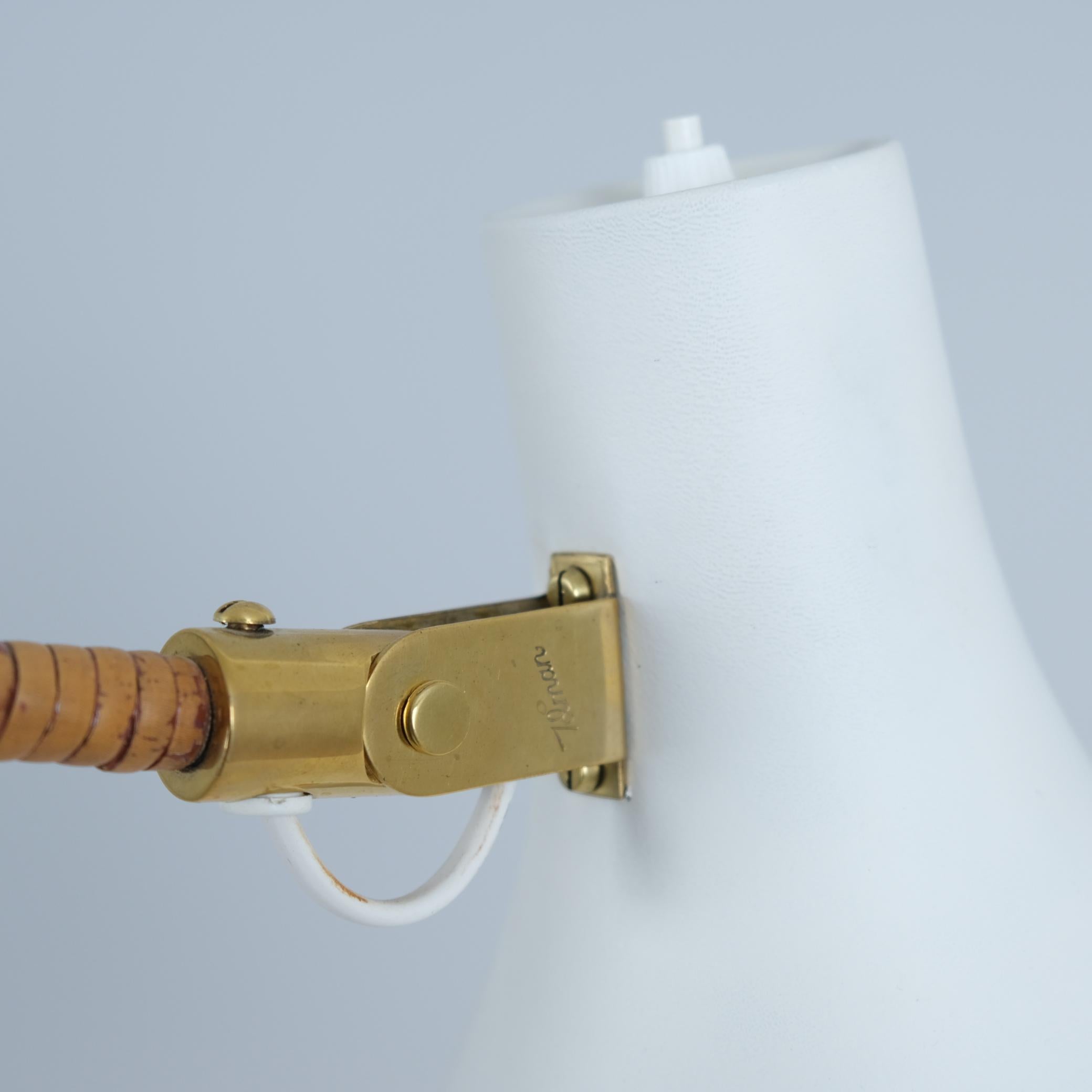 Äußergewöhnlich seltene Paavo Tynell Stehlampe 9603 Weiß, Messing & Rattan, Taito 1950er Jahre (Aluminium) im Angebot