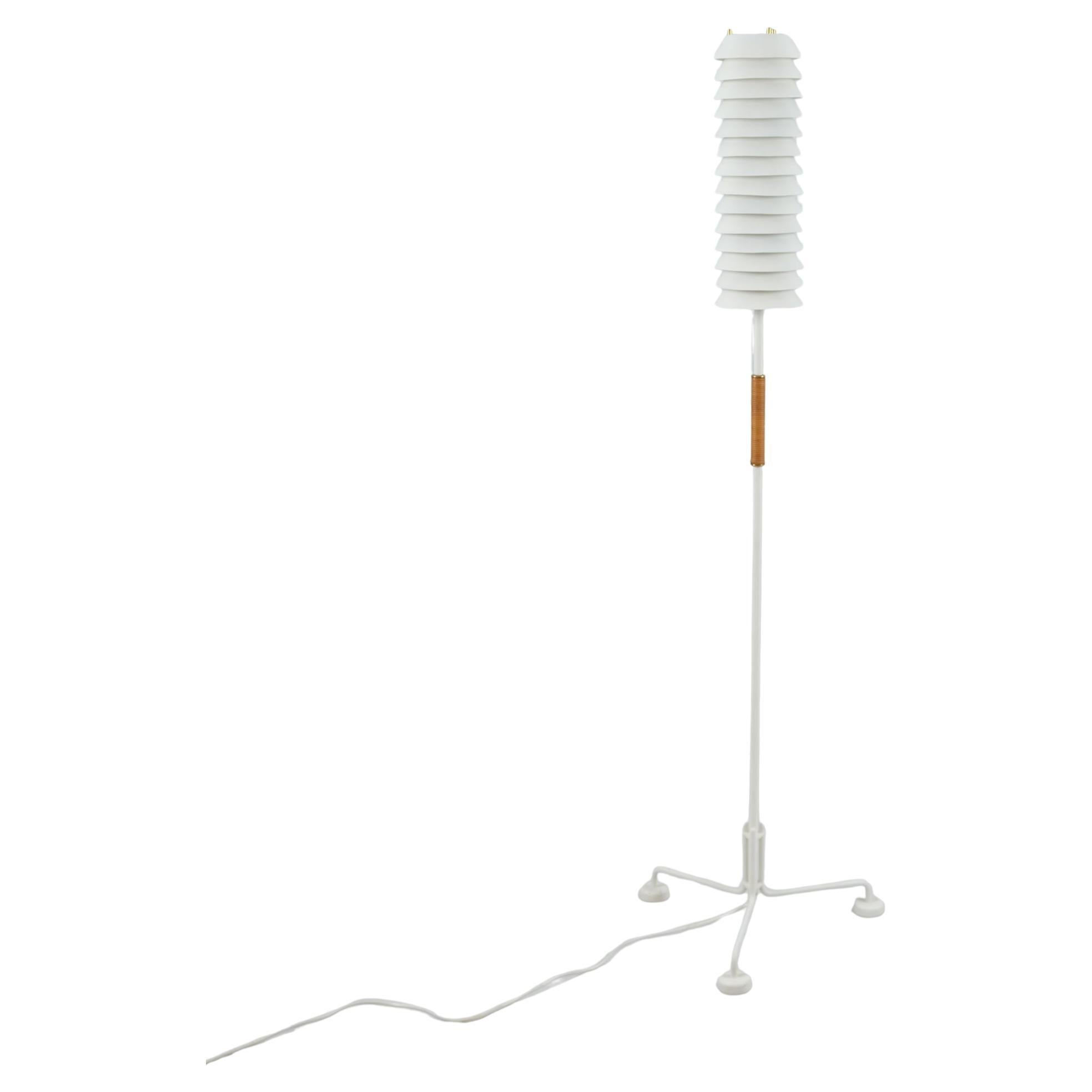 Ilmari Tapiovaara Weiß & Rattan Stehlampe Maya die Biene, Hienoteräs, Asko 1950er Jahre im Angebot