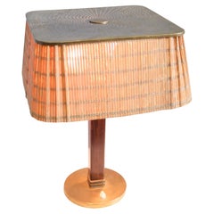 Lámpara de mesa Paavo Tynell Modelo 5066, latón perforado, ratán y madera, Taito Años 50
