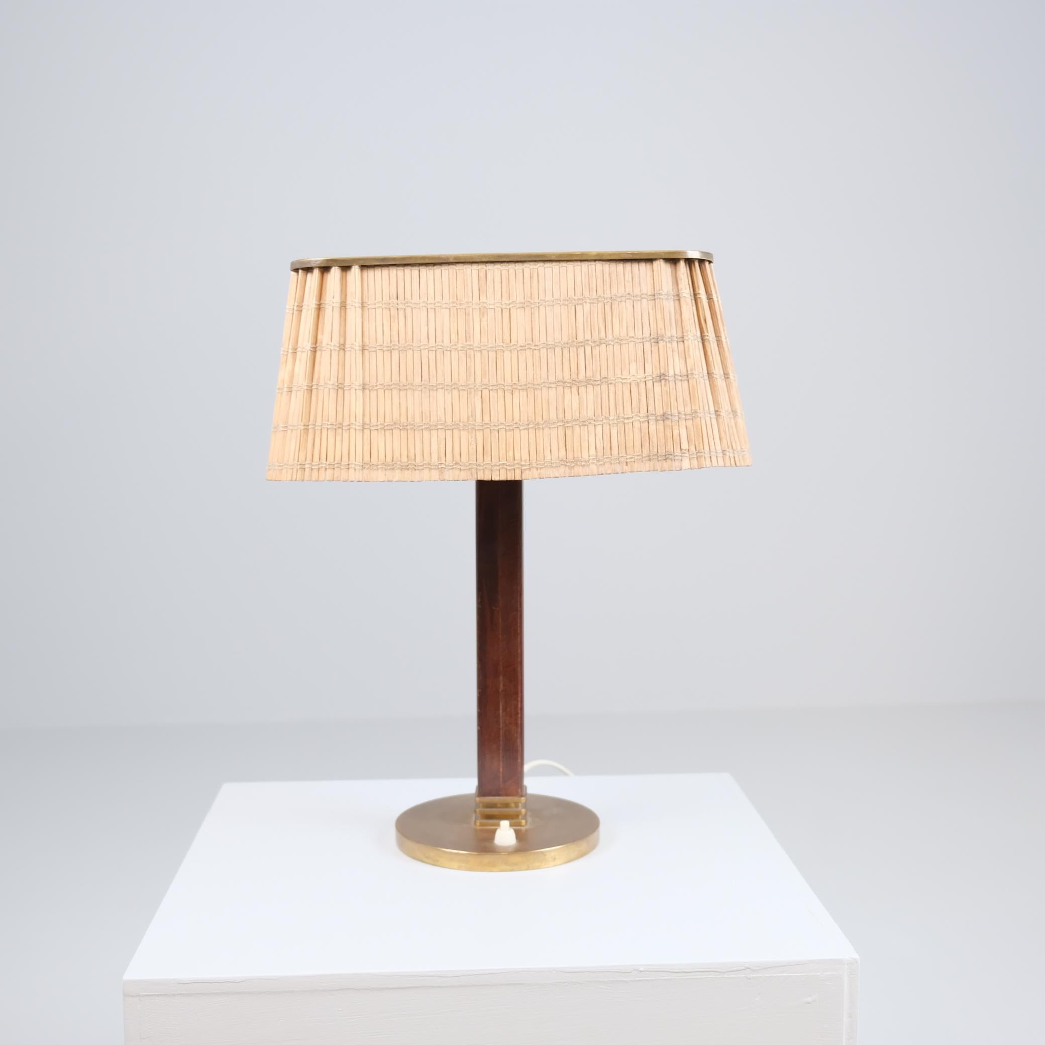 Lámpara de mesa Paavo Tynell Modelo 5066, latón perforado, ratán y madera, Taito Años 50 en venta 4