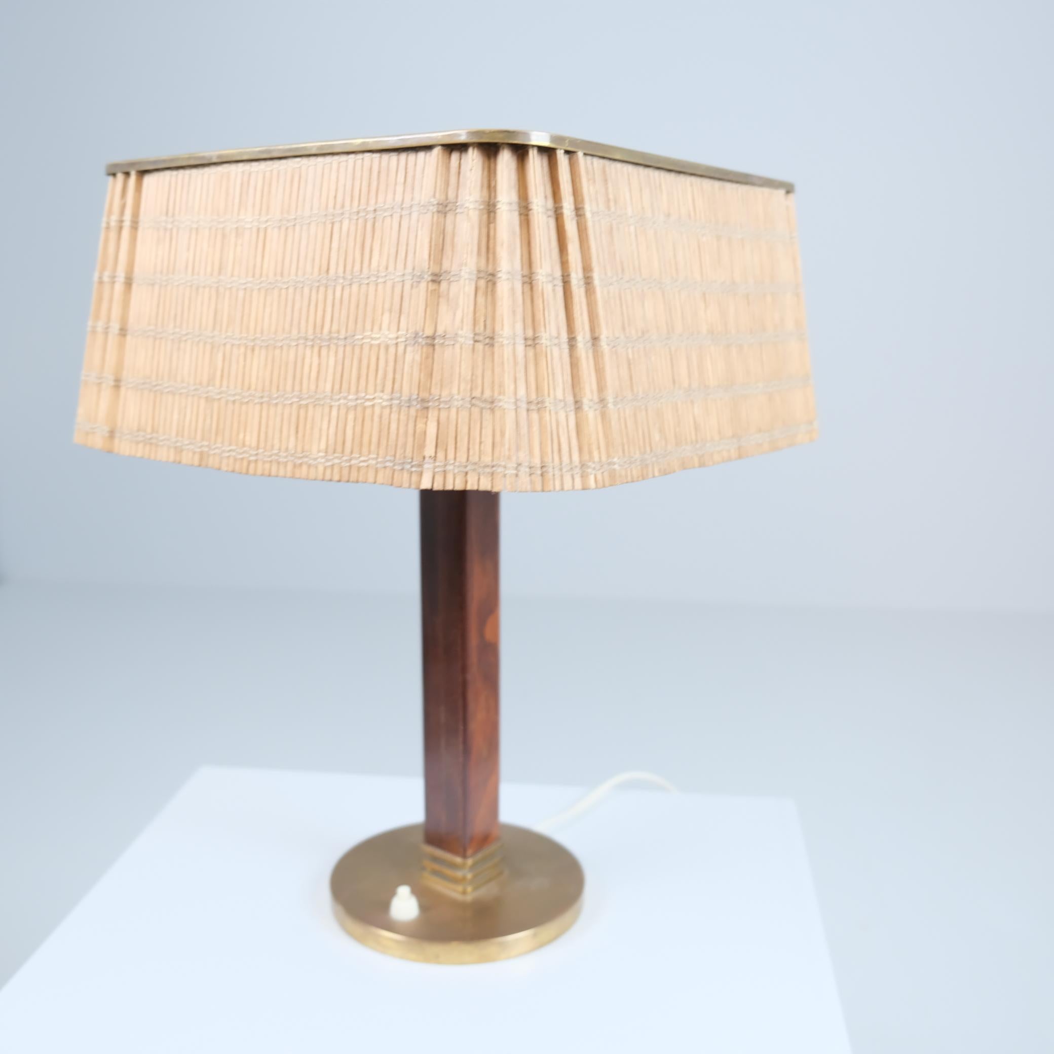 Lámpara de mesa Paavo Tynell Modelo 5066, latón perforado, ratán y madera, Taito Años 50 en venta 3