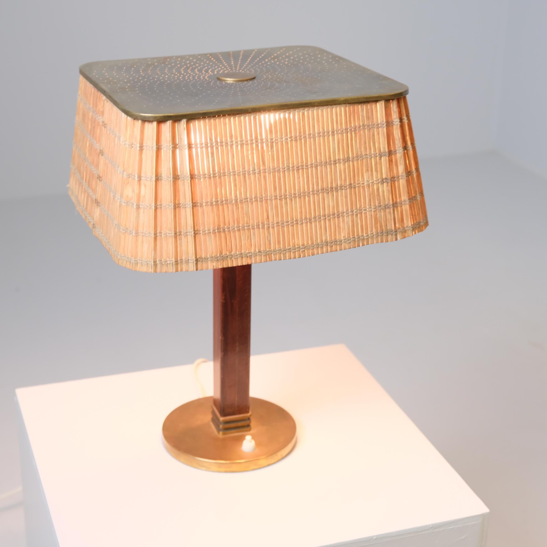Lámpara de mesa Paavo Tynell Modelo 5066, latón perforado, ratán y madera, Taito Años 50 Latón en venta