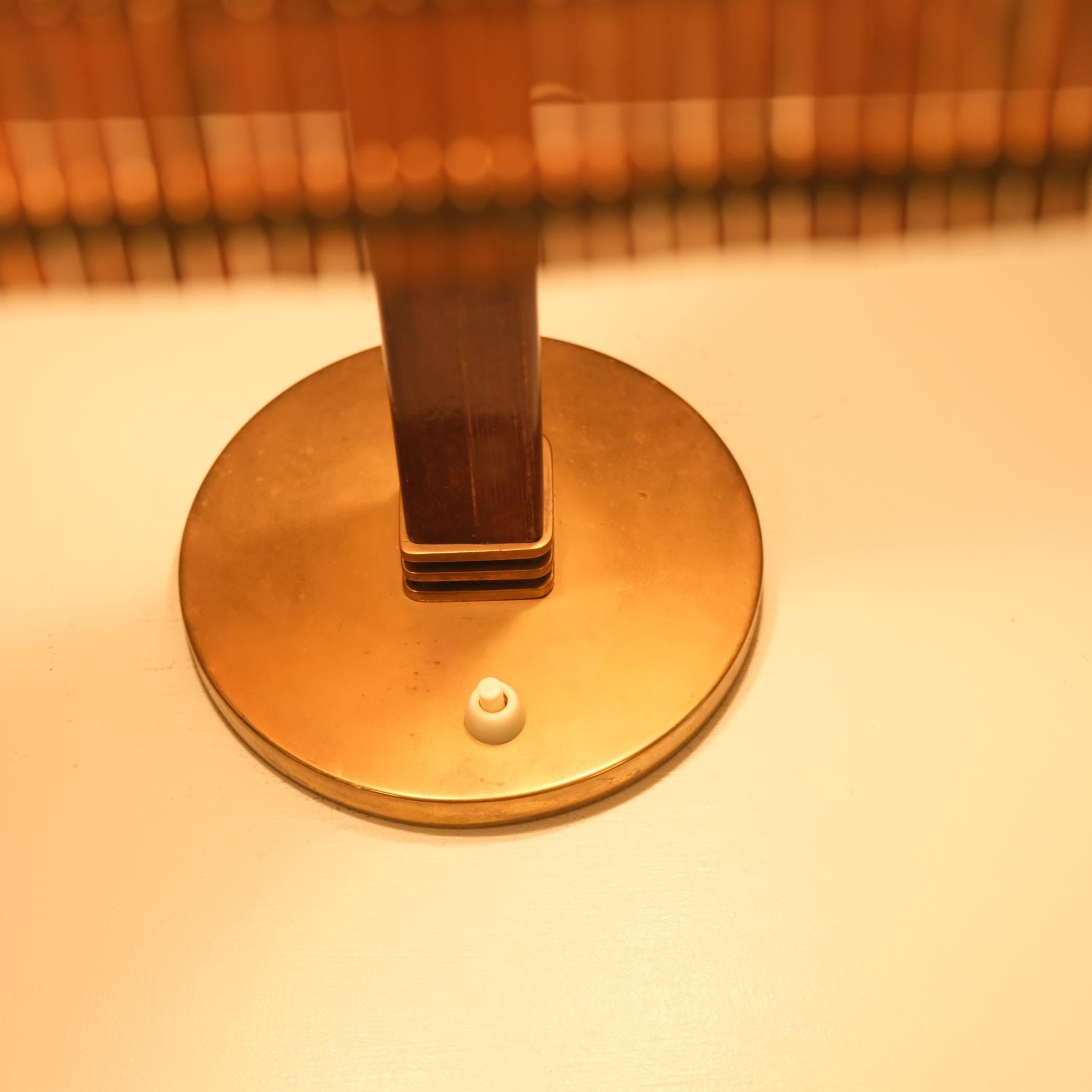 Lámpara de mesa Paavo Tynell Modelo 5066, latón perforado, ratán y madera, Taito Años 50 en Bueno estado para la venta en Helsinki, FI