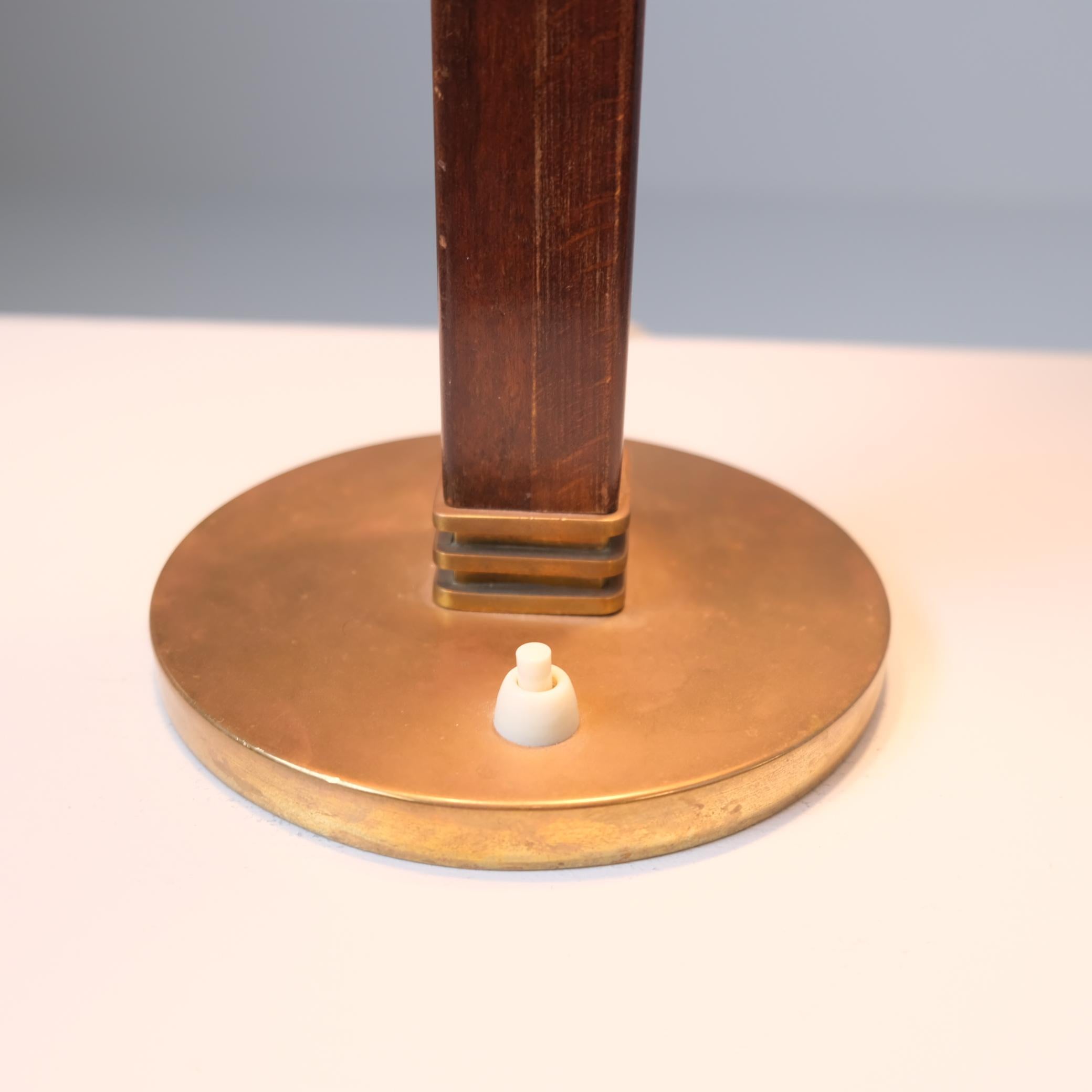 Lámpara de mesa Paavo Tynell Modelo 5066, latón perforado, ratán y madera, Taito Años 50 en venta 1
