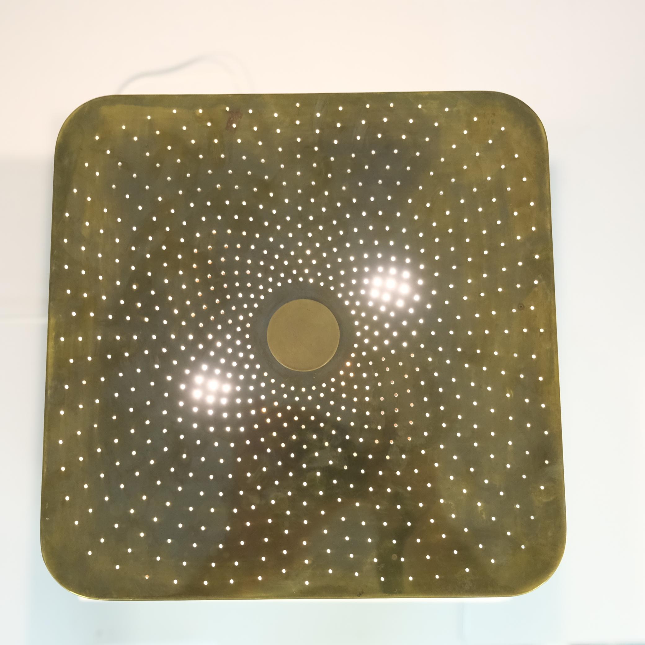 Lámpara de mesa Paavo Tynell Modelo 5066, latón perforado, ratán y madera, Taito Años 50 mediados del siglo XX en venta