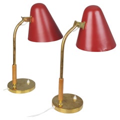 Paire de lampes de table Paavo Tynell modèle 5233 en laiton et rouge, années 1950, Taito Oy