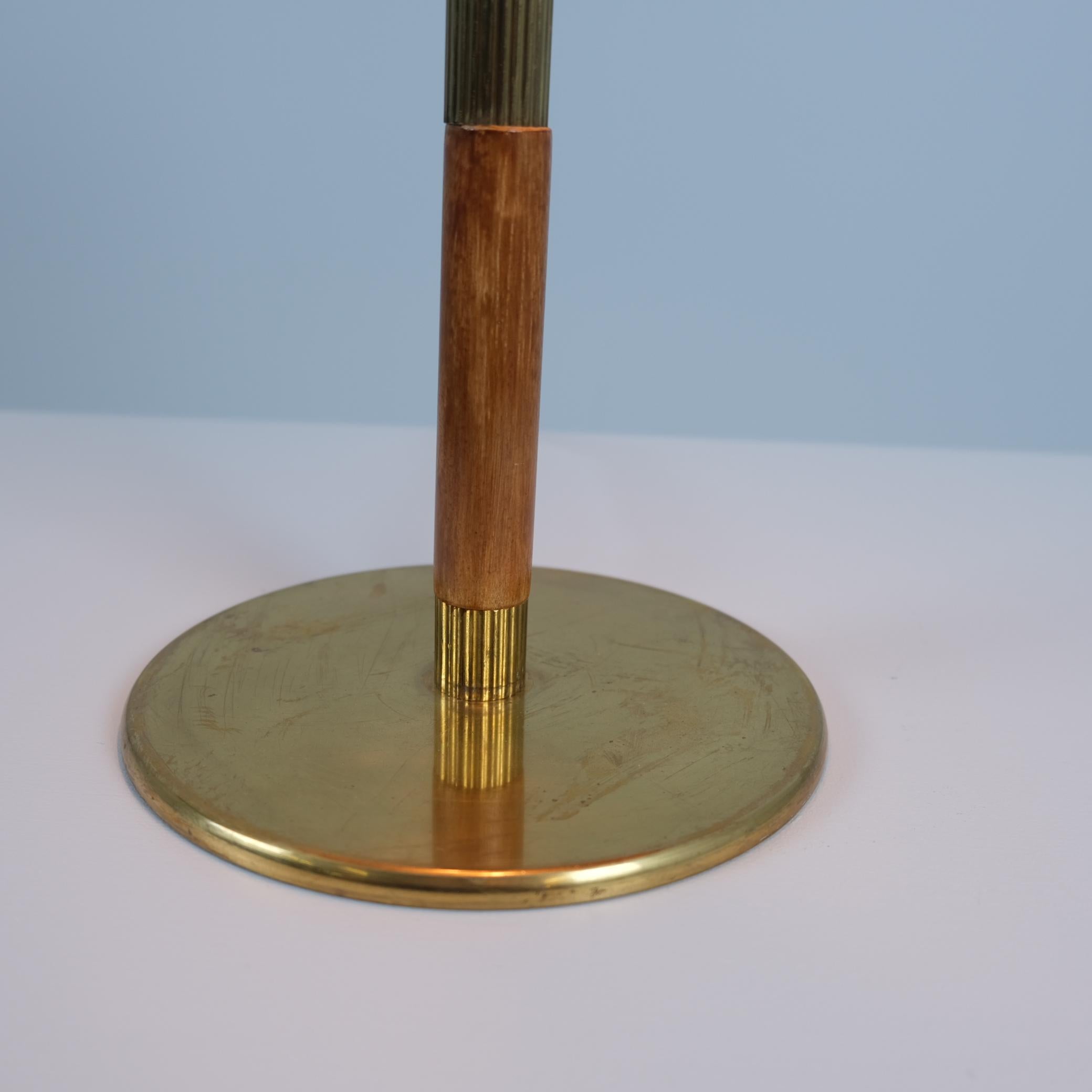 Lámpara de mesa Paavo Tynell Modelo 5068 de latón, abedul y ratán, Taito Años 50 mediados del siglo XX en venta