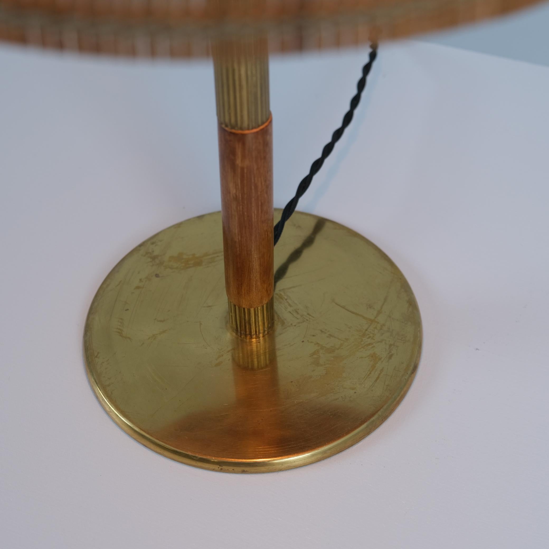 Lámpara de mesa Paavo Tynell Modelo 5068 de latón, abedul y ratán, Taito Años 50 Escandinavo moderno en venta