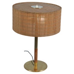 Lampada da tavolo Paavo Tynell modello 5068 in ottone, betulla e rattan, Taito anni '50