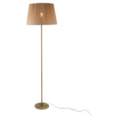 Lampada da terra Paavo Tynell modello 9627 in rattan e ottone Taito anni '50