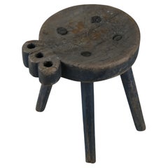 Superbe tabouret d'art populaire sculpté à la main, bleu grisâtre, Finlande fin des années 1800