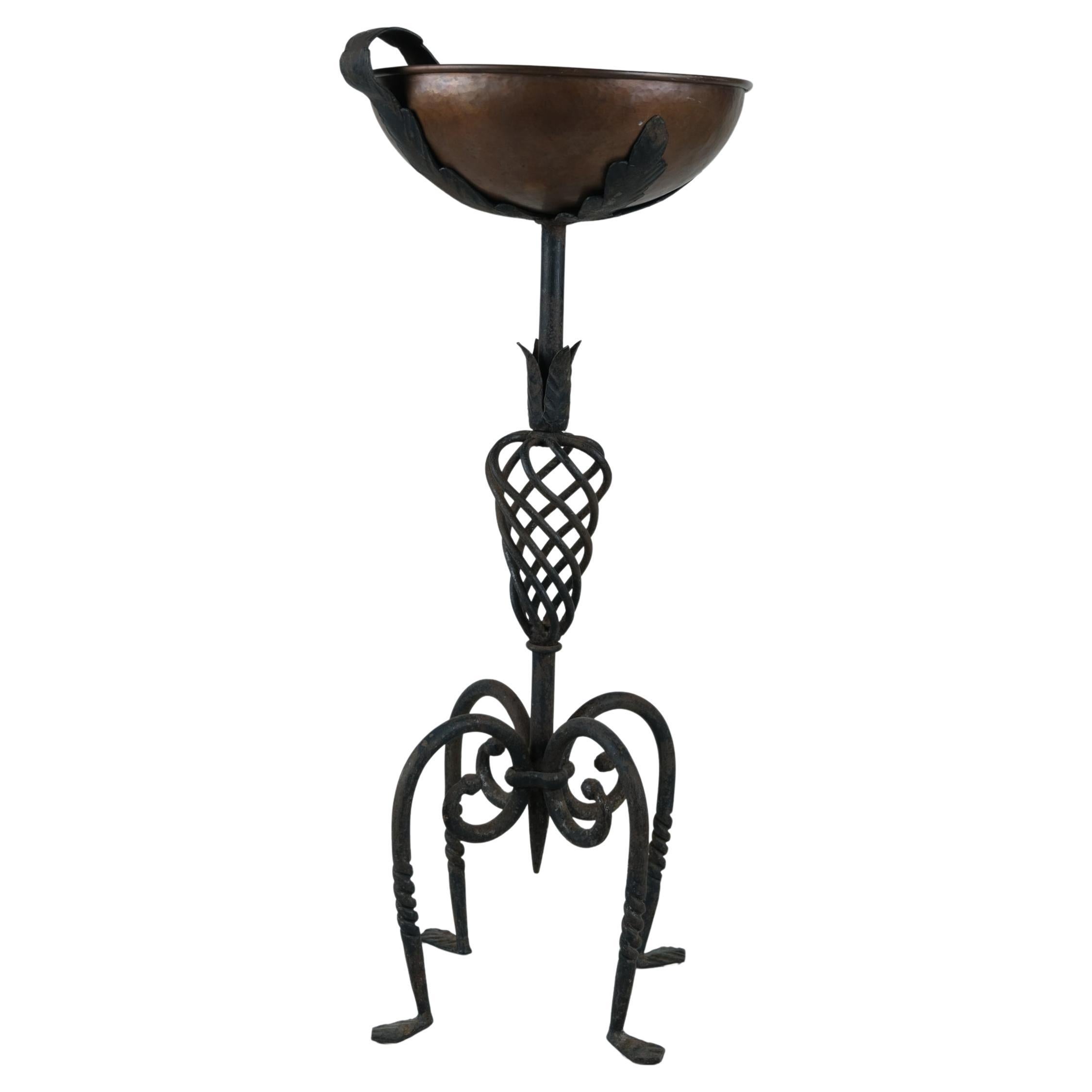 Dekorative Antti Hakkarainen Torchére / Vogeltränke aus Schmiedeeisen und Kupfer im Angebot