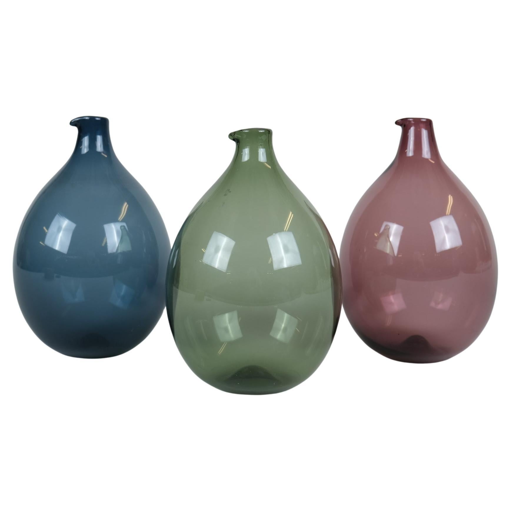 Ensemble de trois bouteilles à oiseaux bleu, vert et violet, Timo Sarpaneva, Iittala, années 1950