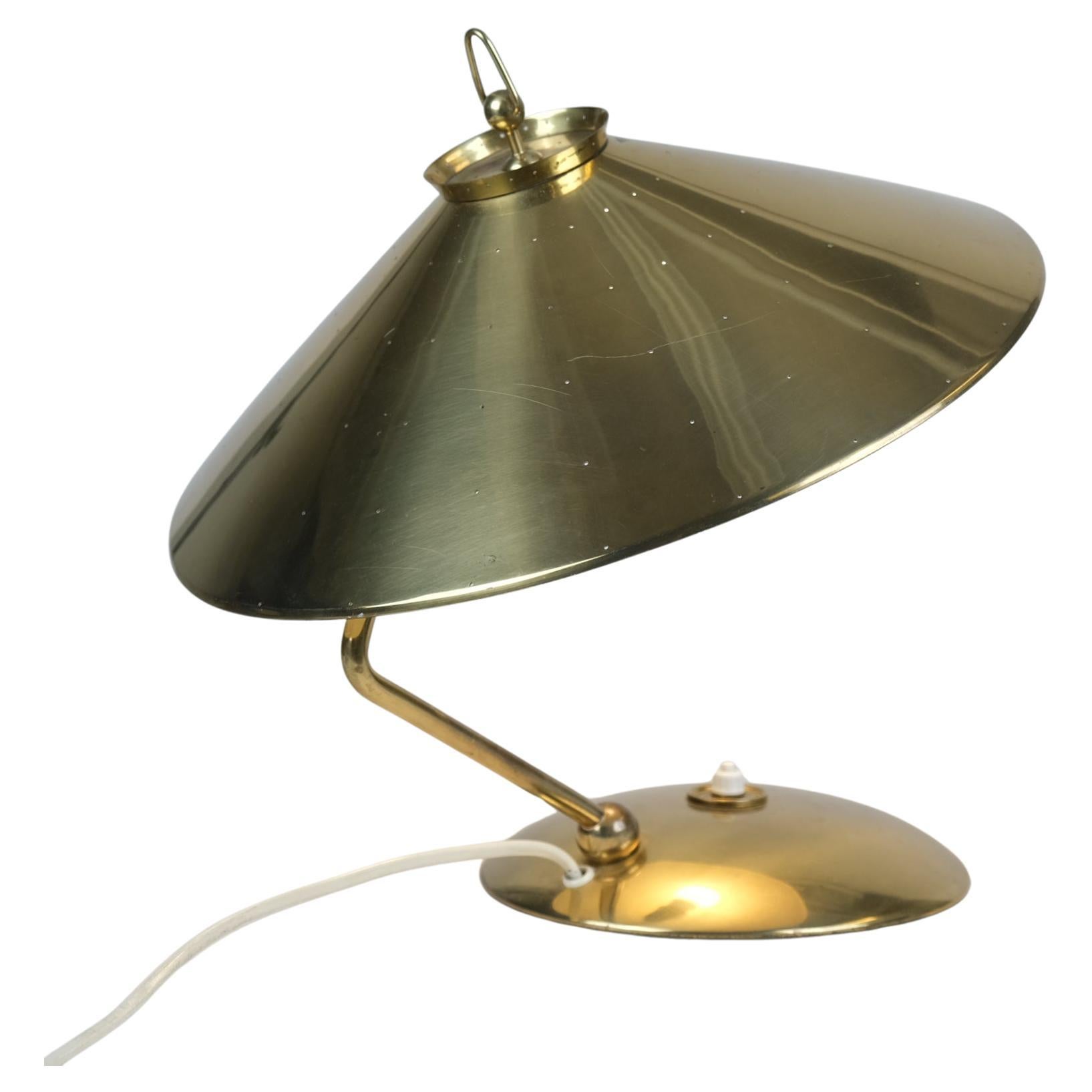 Rare lampe de table perforée en laiton massif Modèle EV 65 pour Itsu, années 1950 en vente