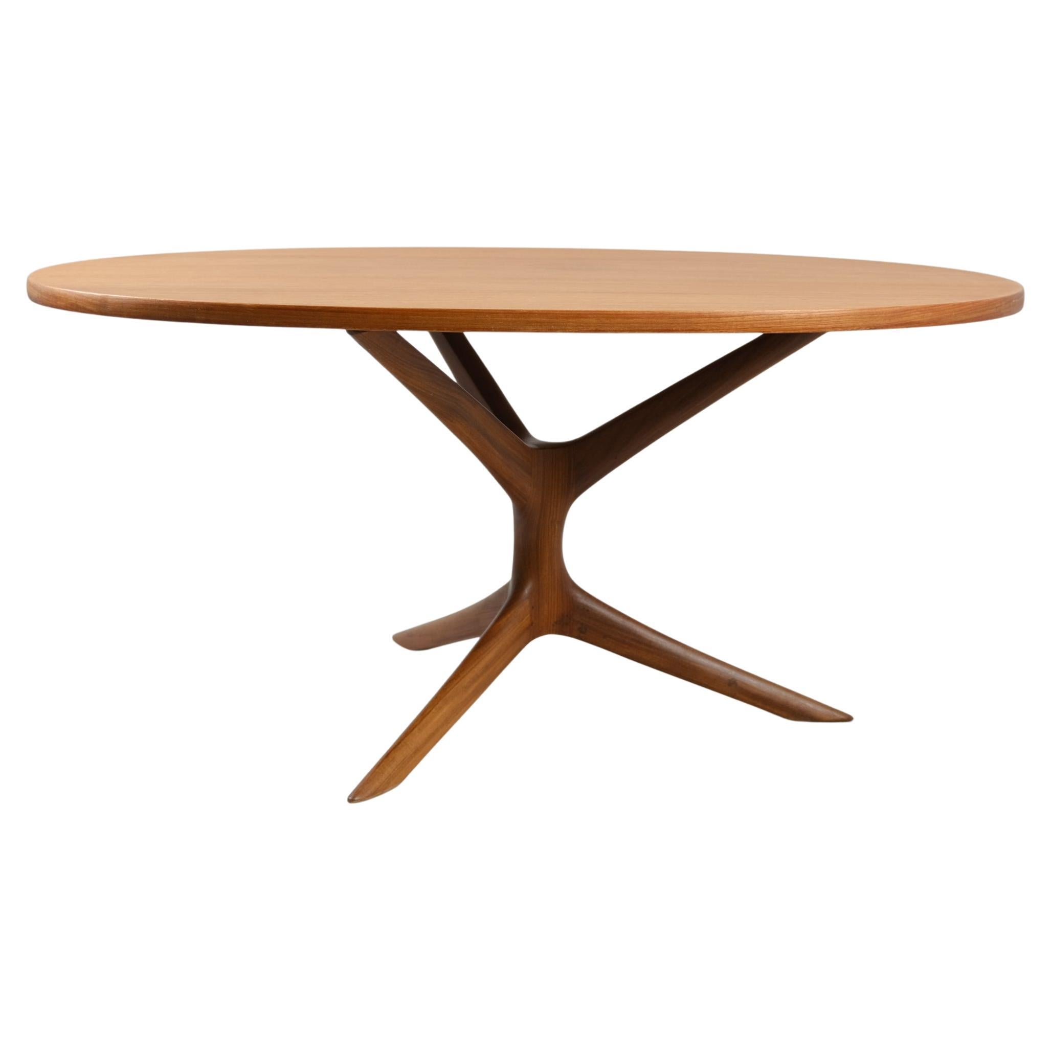 Tavolino ovale in teak di Lea Nevanlinna con gamba scultorea a treppiede, anni '50