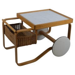 Alvar Aalto Teewagen Modell 900, weiße Kacheln, Birke und Rattan, Artek 1960er Jahre