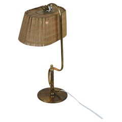 Rare lampe de bureau S de Paavo Tynell 9202 en laiton et abat-jour en rotin, Taito, années 1940