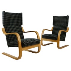 Ein Paar freitragende Alvar Aalto-Sessel M. 401 Grünes Buffalo Check, Artek 1950er Jahre
