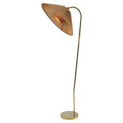 Seltene Gunnel Nyman Stehlampe aus Messing und Rattan Modell Nr. 62043 von Idman, 1940er Jahre