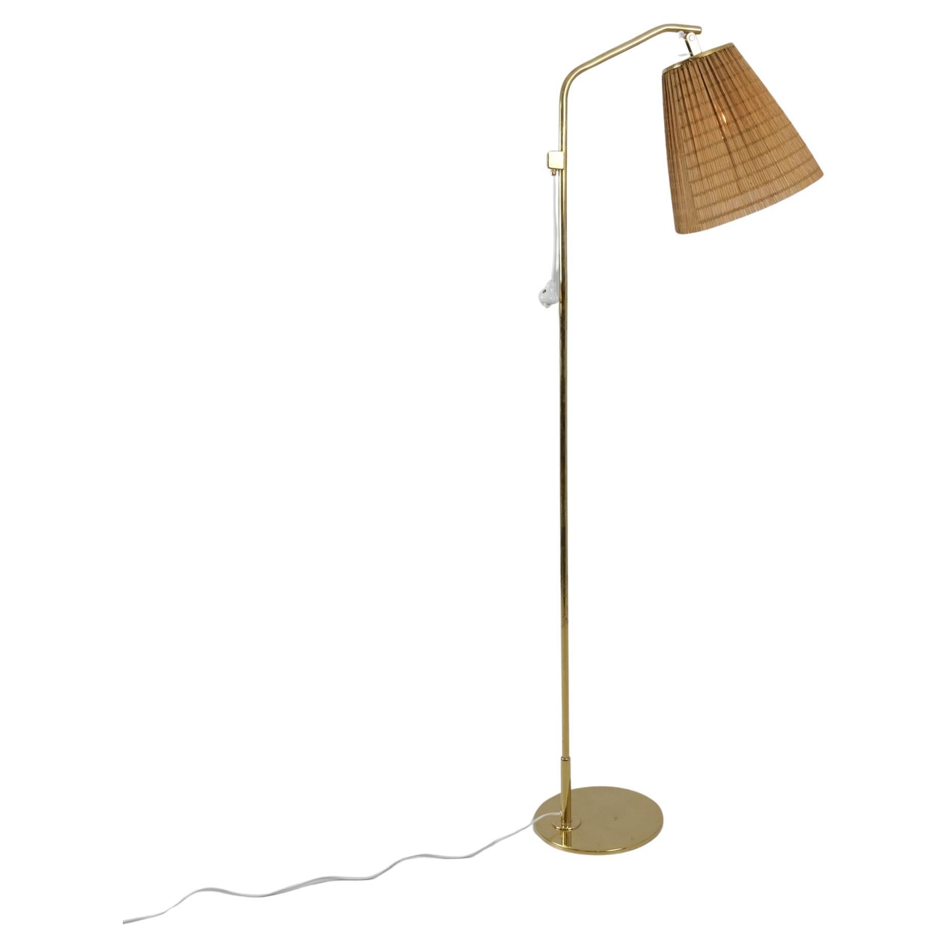 Lampadaire Paavo Tynell modèle 9613 avec abat-jour en rotin, Taito, années 1940