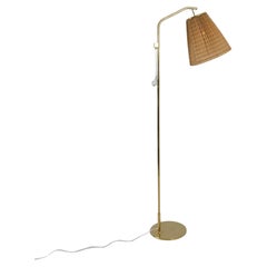 Lampada da terra in ottone pieno Paavo Tynell modello 9613 con paralume in rattan, Taito anni '40