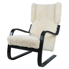 Fauteuil Alvar Aalto modèle 401 en peau de mouton blanche, Artek années 1940