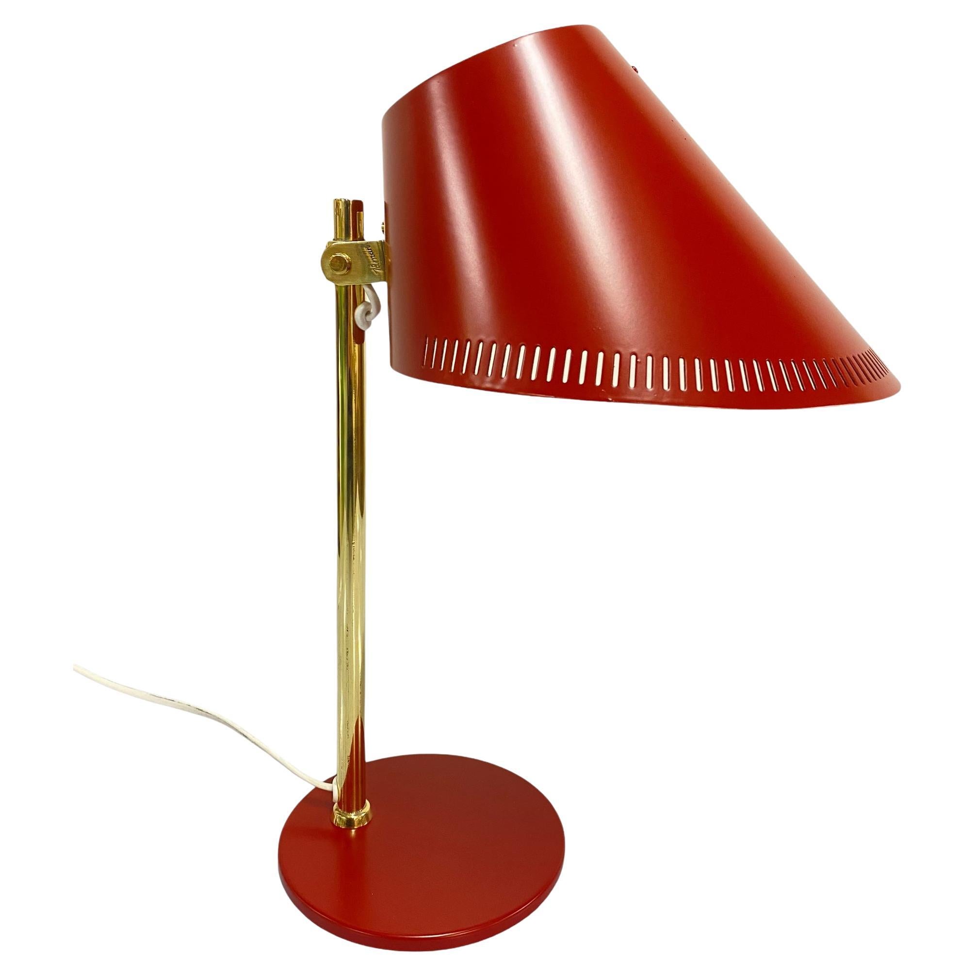 Lampada da tavolo Paavo Tynell modello 9227 in rosso vibrante e ottone, Idman anni '50