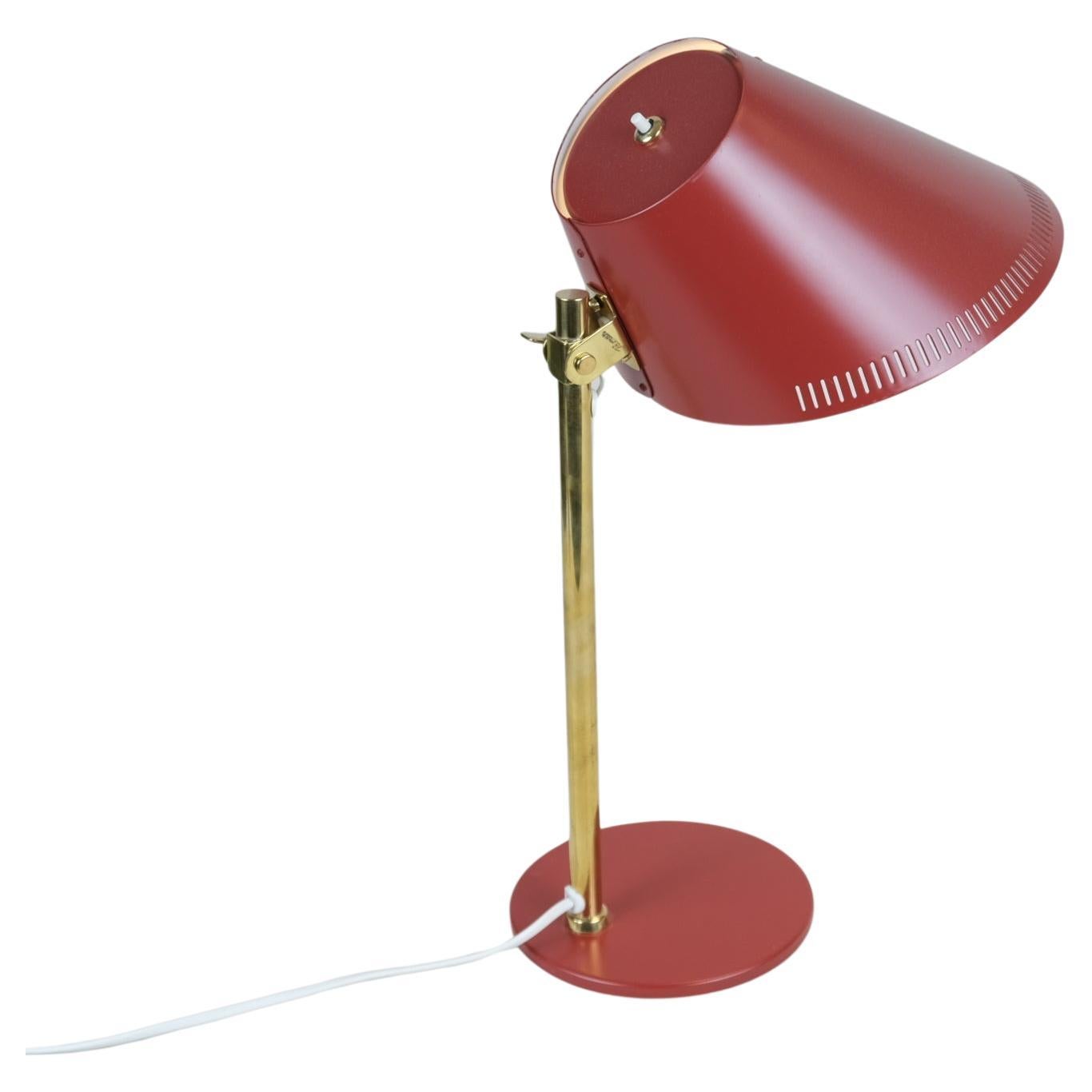 Lampada da tavolo Paavo Tynell modello 9227 in rosso vibrante e ottone, Idman anni '50
