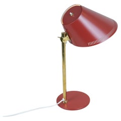 Lámpara de mesa Paavo Tynell Modelo 9227 en rojo vibrante y latón, Idman Años 50