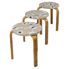 Juego de 3 taburetes apilables Alvar Aalto Modelo 60, tela Marimekko, Artek Años 30