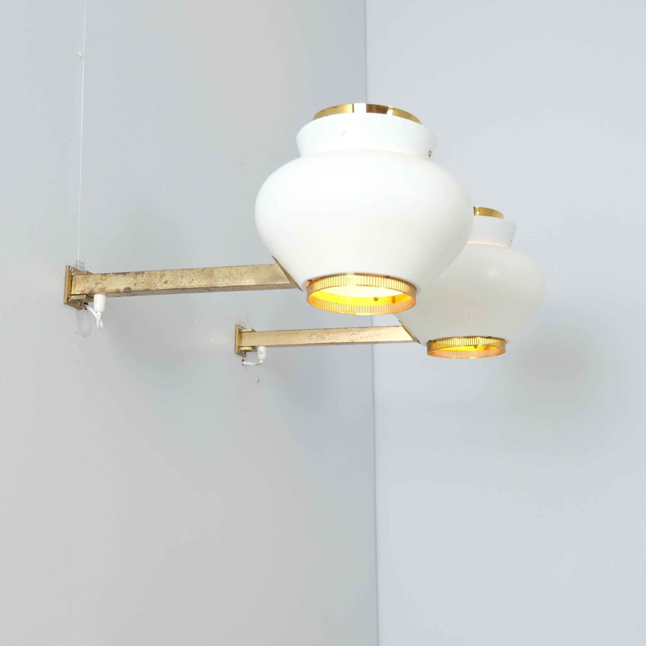 Paar Alvar Aalto-Wandleuchten in Weiß und Messing, Valaistustyö 1950er Jahre (Metall) im Angebot