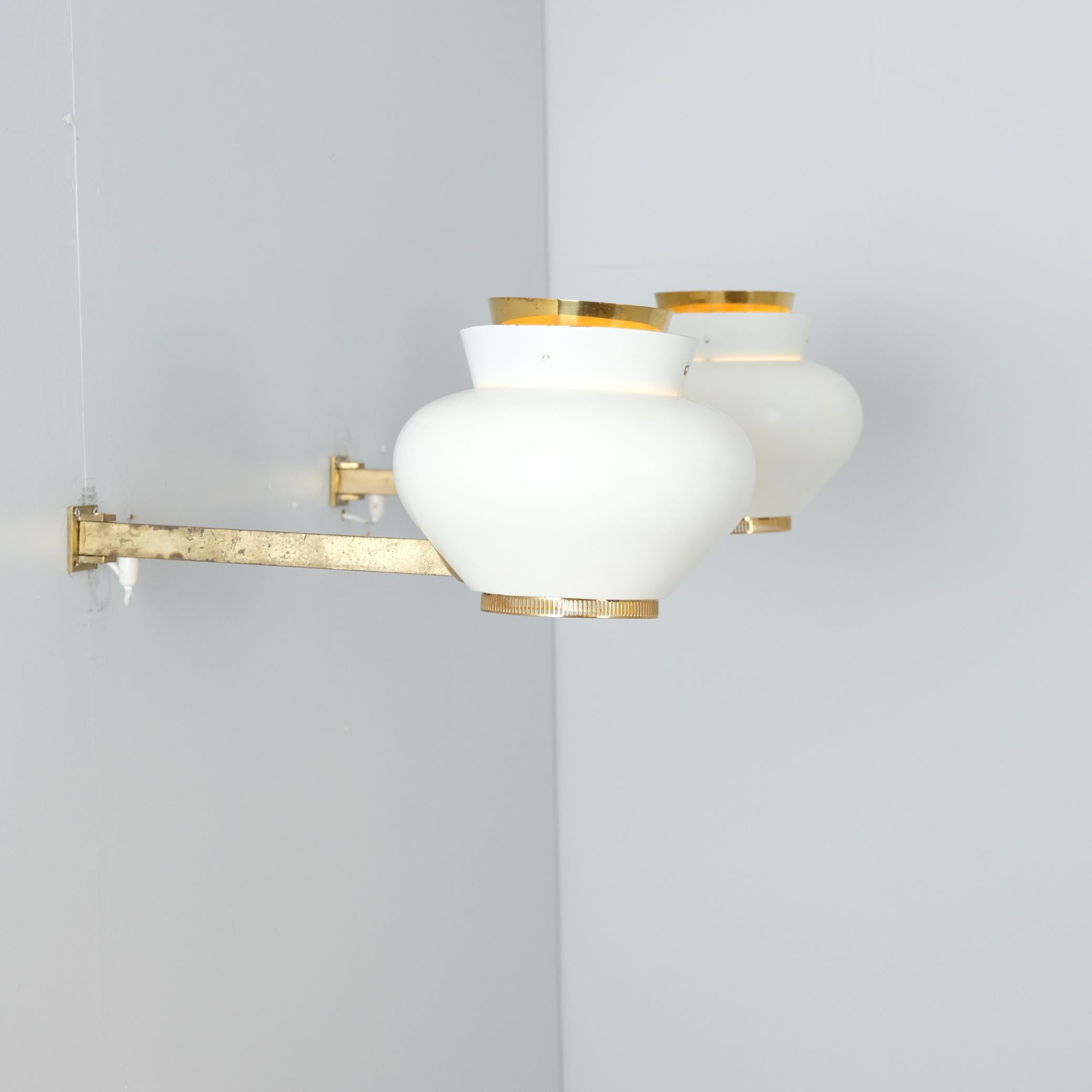 Paar Alvar Aalto-Wandleuchten in Weiß und Messing, Valaistustyö 1950er Jahre (Mitte des 20. Jahrhunderts) im Angebot