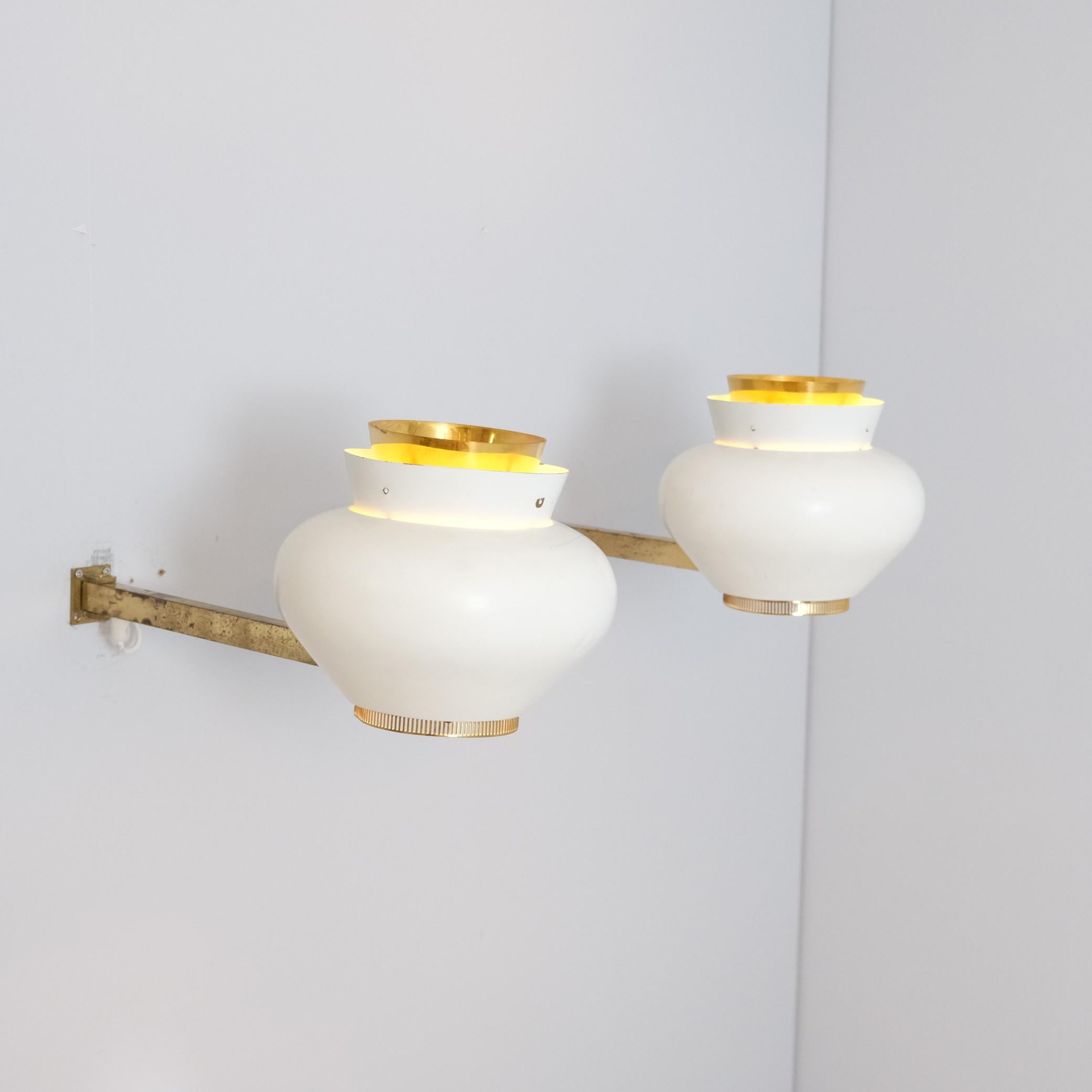 Paar Alvar Aalto-Wandleuchten in Weiß und Messing, Valaistustyö 1950er Jahre (Skandinavische Moderne) im Angebot