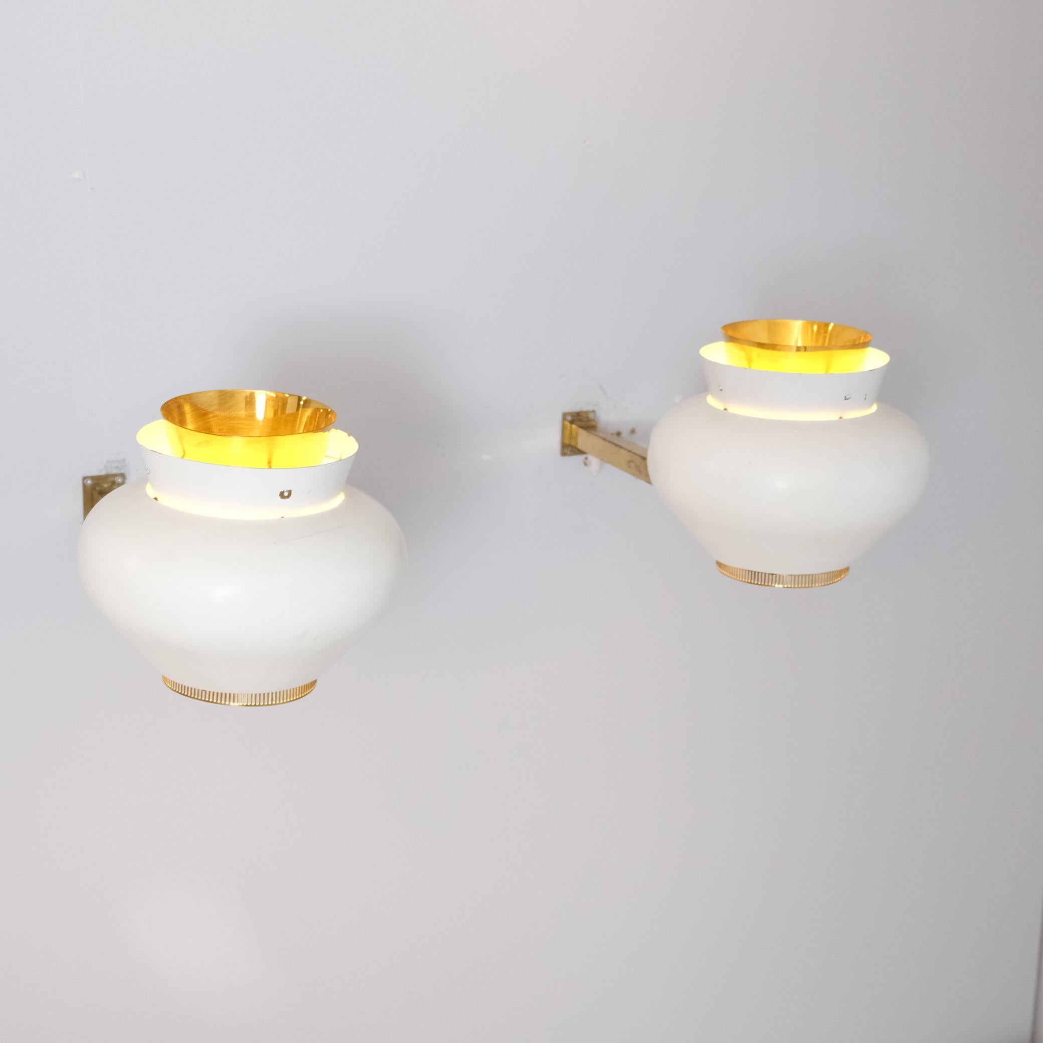 Paar Alvar Aalto-Wandleuchten in Weiß und Messing, Valaistustyö 1950er Jahre (Finnisch) im Angebot