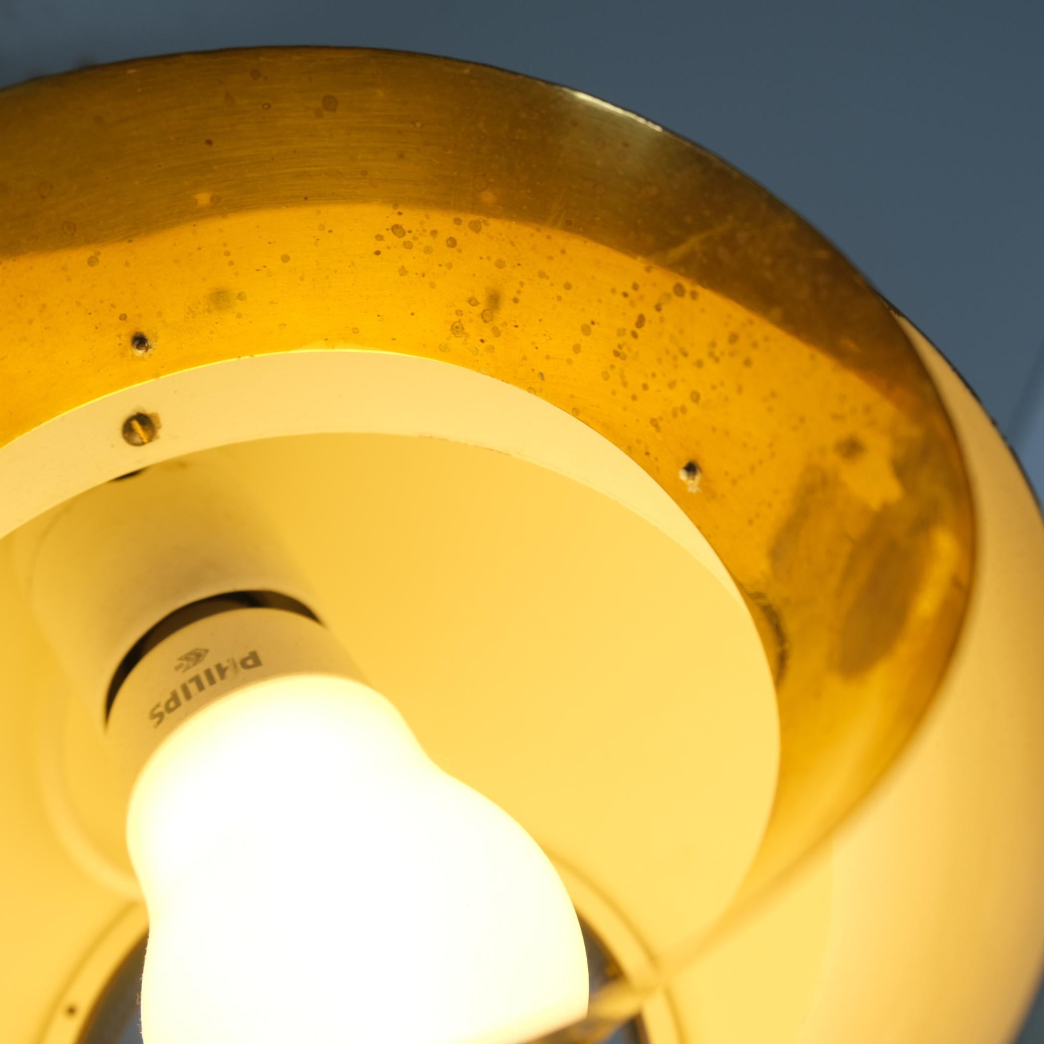 Paar Alvar Aalto-Wandleuchten in Weiß und Messing, Valaistustyö 1950er Jahre im Angebot 3