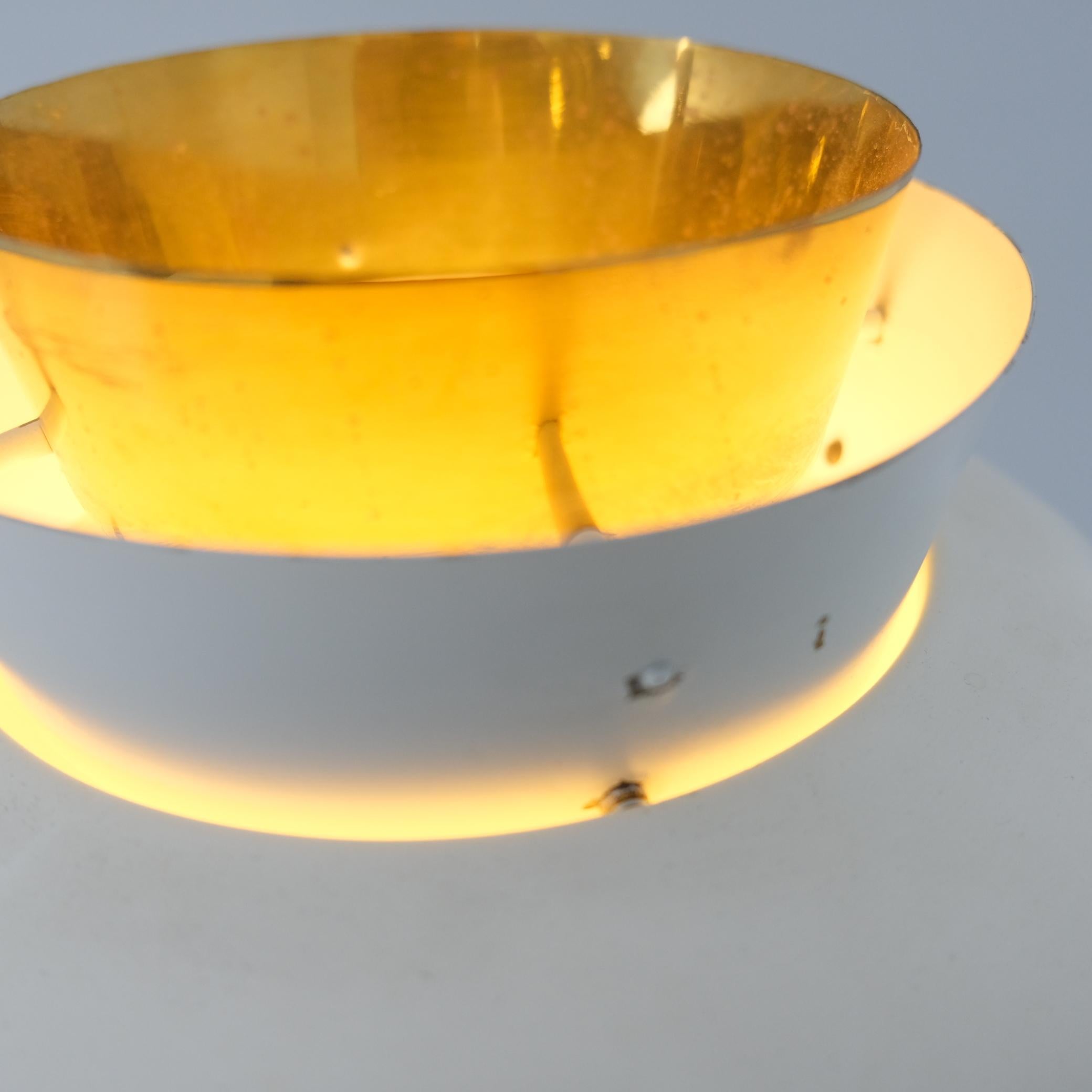 Paar Alvar Aalto-Wandleuchten in Weiß und Messing, Valaistustyö 1950er Jahre im Angebot 4