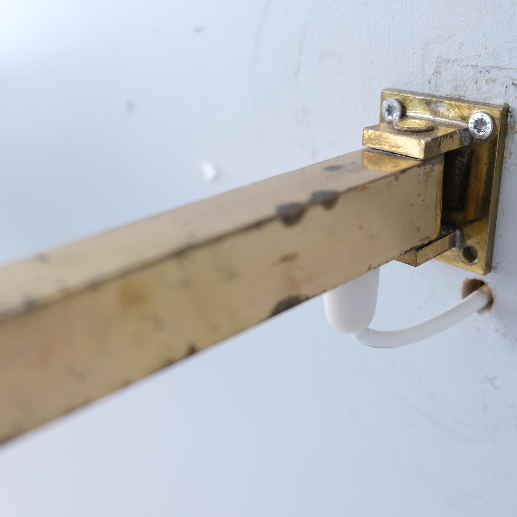 Paar Alvar Aalto-Wandleuchten in Weiß und Messing, Valaistustyö 1950er Jahre im Angebot 5