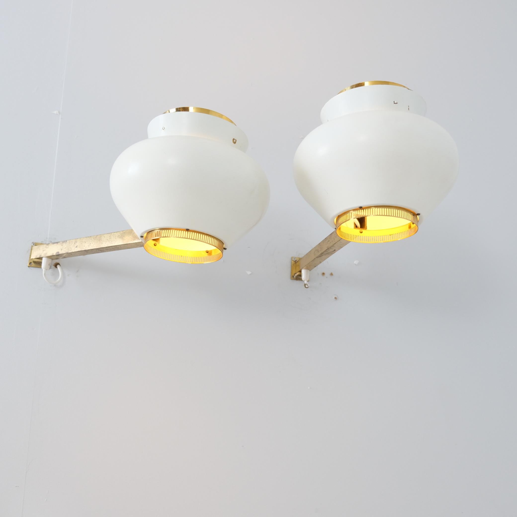 Paar Alvar Aalto-Wandleuchten in Weiß und Messing, Valaistustyö 1950er Jahre im Angebot 8