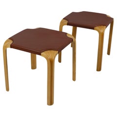 Alvar Aalto, Coppia di sgabelli X601 con gambe a ventaglio e pelle marrone, Artek 1960