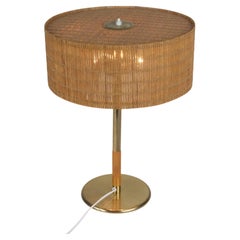Tischlampe Modell 5068 von Paavo Tynell, Messing, Holz und Rattan, Taito 1950er Jahre