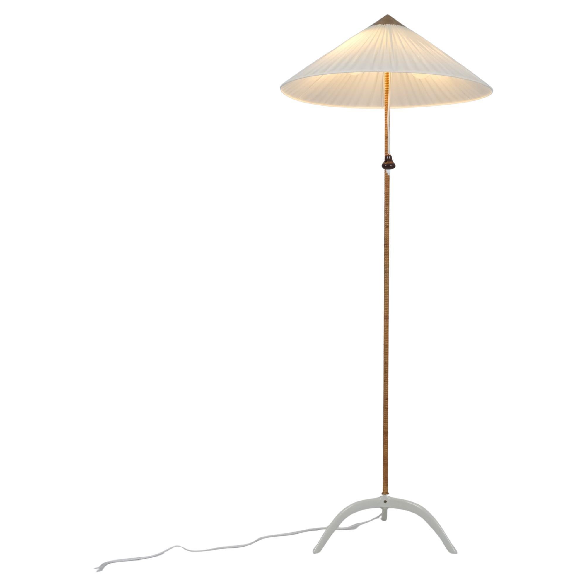 Paavo Tynell lampadaire à pied Raven modèle. 9615, blanc avec rotin, Taito Oy années 1950