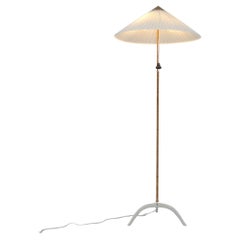 Lampada da terra con gamba Raven di Paavo Tynell, modello. 9615, Whiting con rattan, Taito Oy 1950s