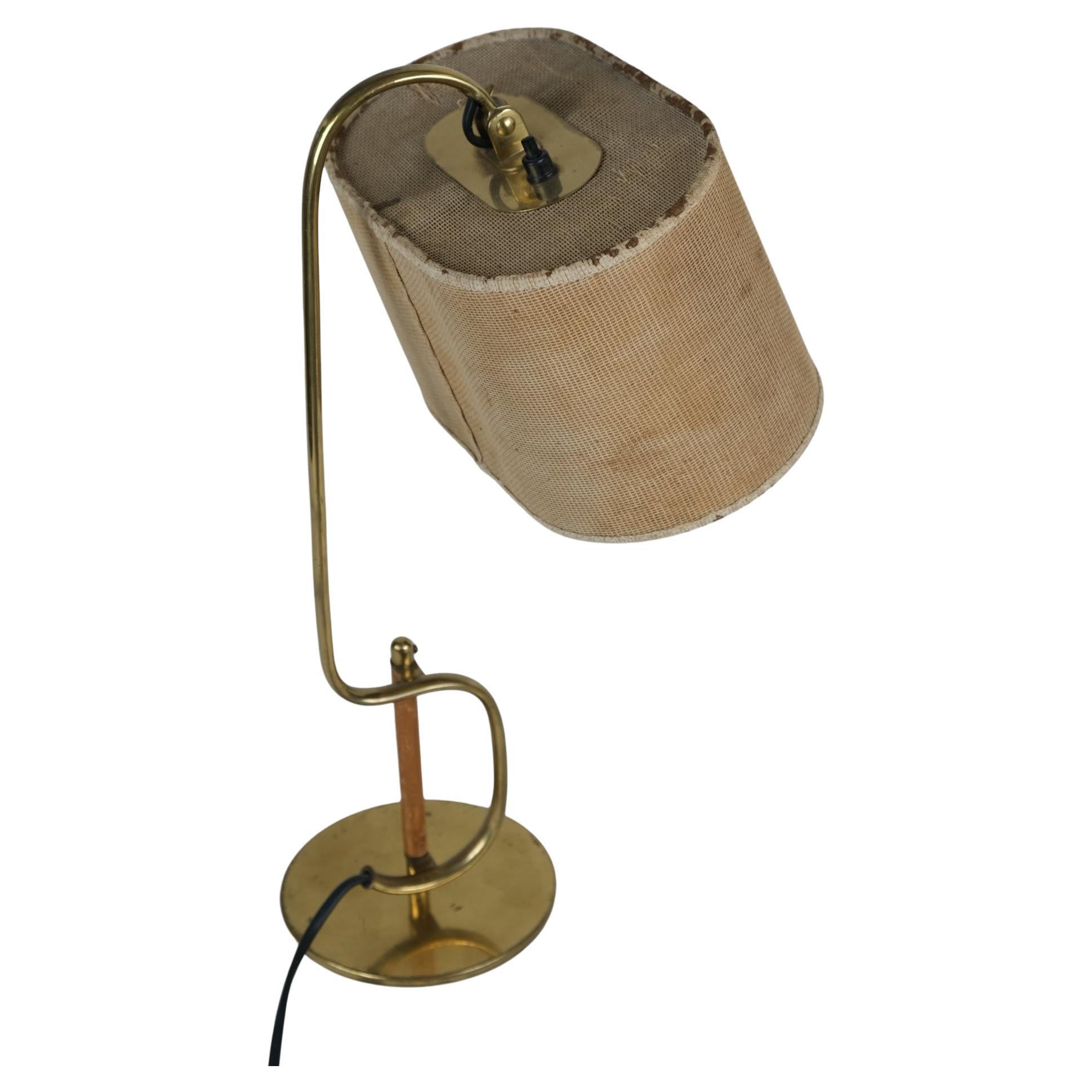 Seltene Paavo Tynell 'S' Tischlampe Modell 9202, Messing, Holz und Leinen, Taito 1940er Jahre