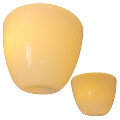 Paire de plafonniers minimalistes Gunnel Nyman en verre opalin blanc Idman années 1950