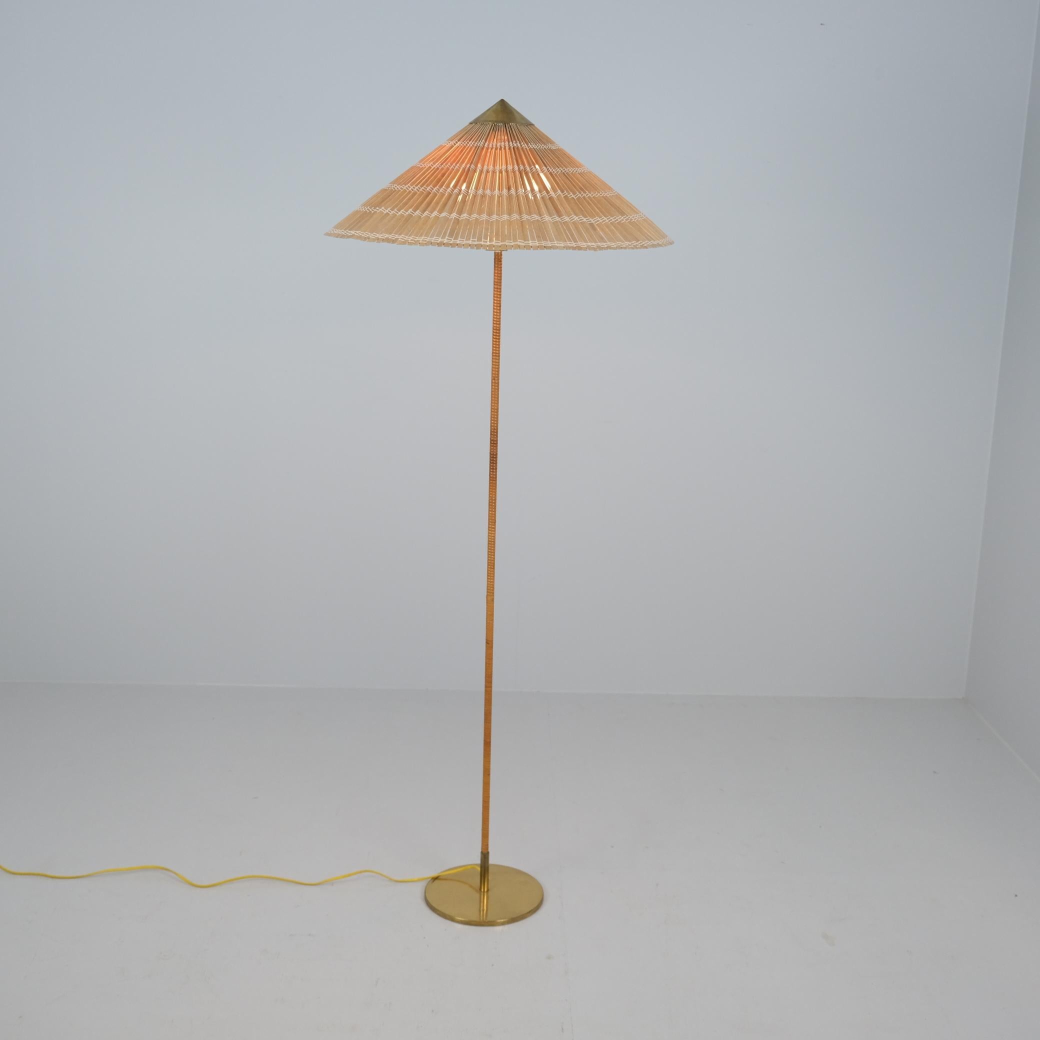 Chinesische Hut-Stehlampe 9602 von Paavo Tynell, Messing & Rattan, Taito 1940er Jahre (Skandinavische Moderne) im Angebot